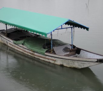 Рыбацкая лодка на реке Хозу в Киото