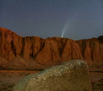 Комета NEOWISE C/2020 F3 над Гобустанским историческим заповедником