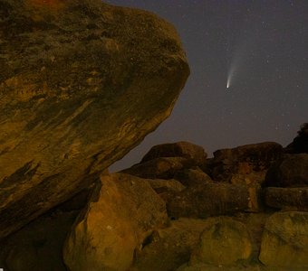 Комета NEOWISE C/2020 F3 над Гобустанским историческим заповедником