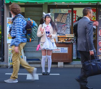 девушка на улицах Акихабары