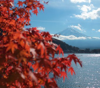 Озеро Кавагути. Фудзияма за облаками