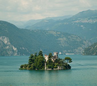 Замок на середине озера