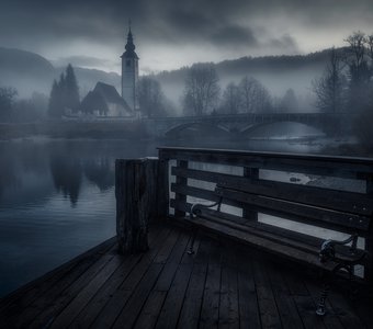 Мрачное утро на озере Бохинь