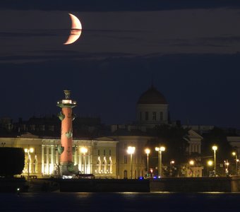 Луна и Ростральная колонна,  26 июля'20