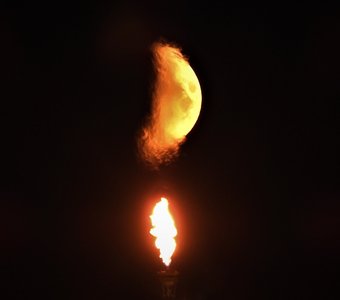 Луна и огонь Ростральной колонны