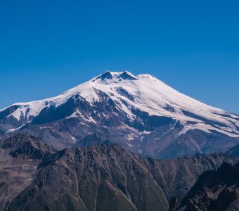 Эльбрус наблюдает за горовосходителями