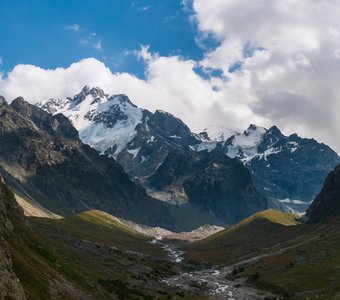 Вид из а/л "Безенги"