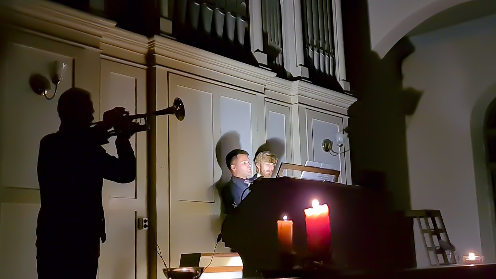 Исполнение органной музыки на историческом клавишно-духовом органе храма святого Петра