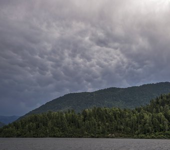 Вымеобразные облака над Телецким озером