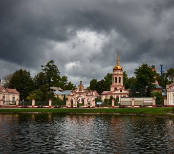 Крестовоздвиженская церковь.