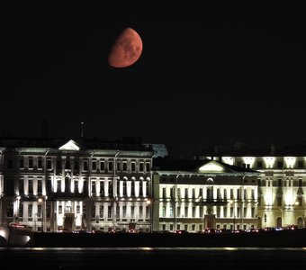 Луна над Дворцовой набережной.