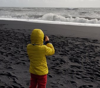 Цветное фото черно-белого пляжа в Исландии