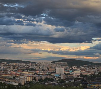 Ночные облака над Мурманском в Полярный день.