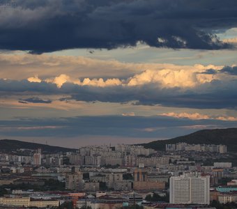 Ночные облака над Мурманском в Полярный день.