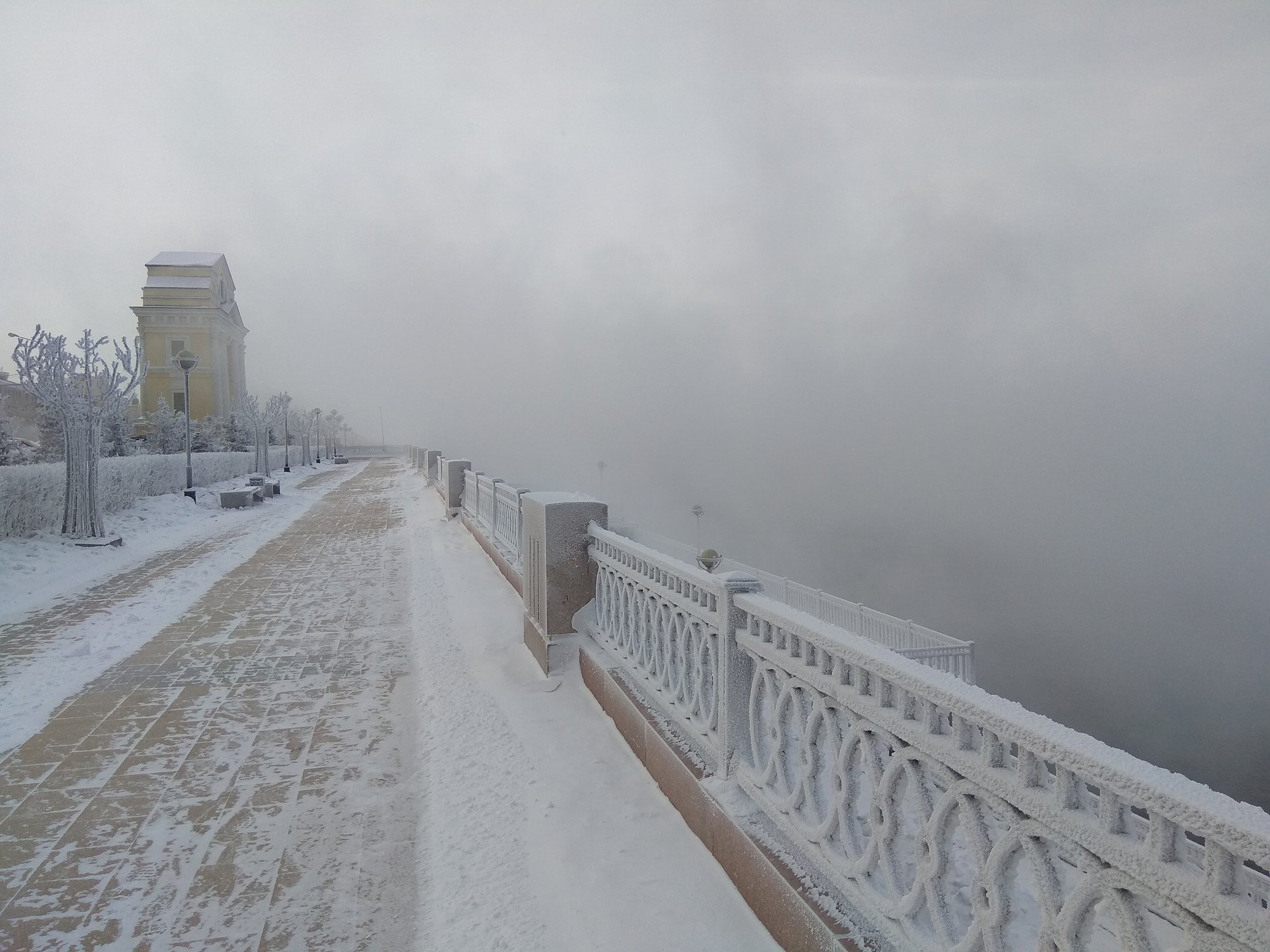 Декабрьский мороз на нижней набережной Иркутска (28.12.2020).