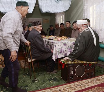Собрание в сельской мечети.