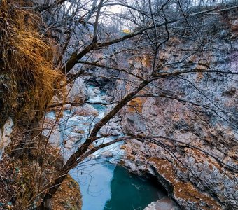 Вид на каньон реки Белой . Республика Адыгея, Каменномостк, январь 2021. Xiaomi Redmi 8