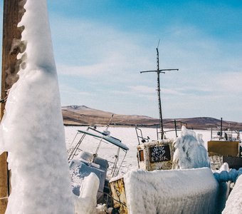 Остались зимовать в льдах Байкала
