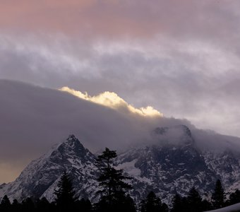 Облаками вскипает рассвет...