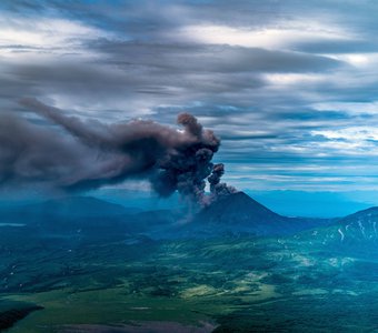 Выброс пепла вулканом на Камчатке