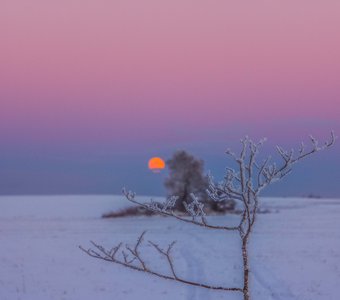 Восход Луны в отблесках закатного Солнца