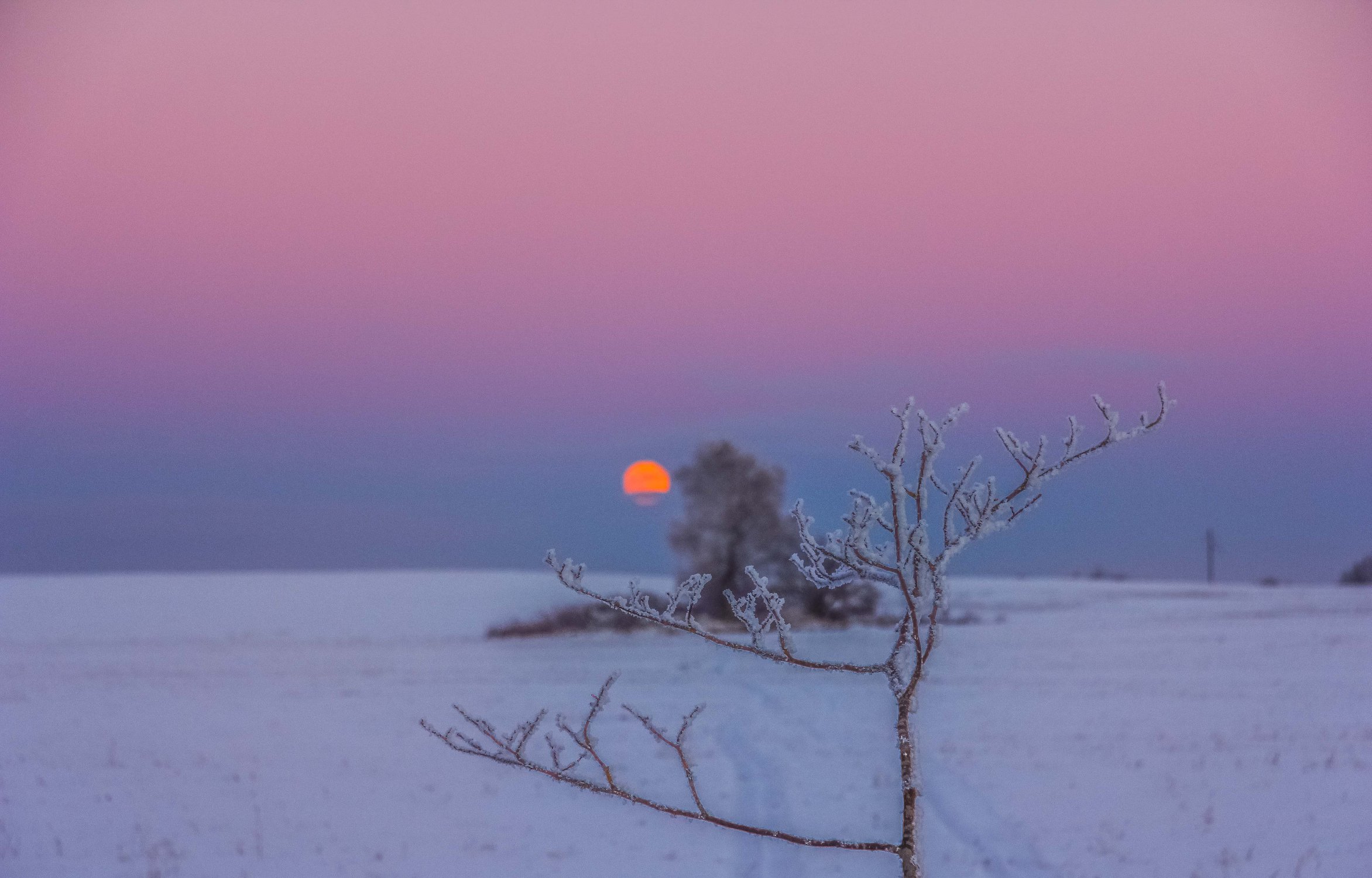 Восход луны в отблесках закатного солнца