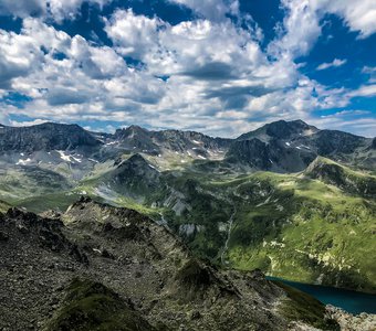 Зеленые склоны кавказских гор