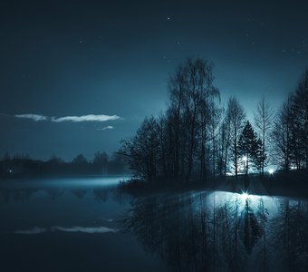 Зеркальная гладь ночного озера