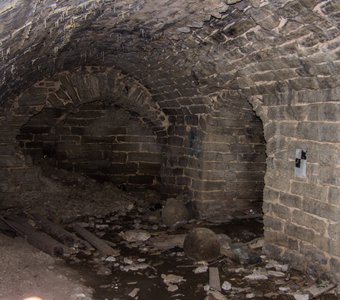 Подземелья Покровской башни с пушечными ядрами Псковской Крепости, куда нет доступа туристам