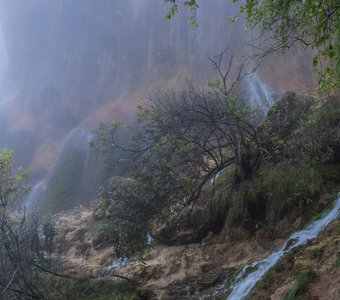 Царские водопады, окутанные облаком