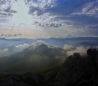 Карадаг на закате в облаках.