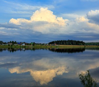 Деревня Висим. Вид на Висимо-Шайтанский пруд. Свердловская область.