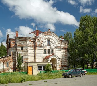 Действующая полуразрушенная церковь Св.Николая Чудотворца в деревне Висим, Свердловская область.