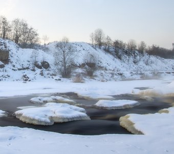 Замерзшая река.