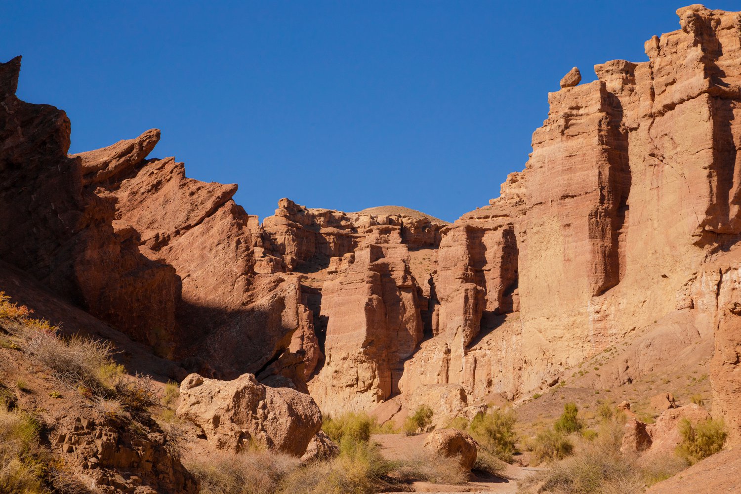 Желто-красные скалы Чарынского каньона, Казахстан
