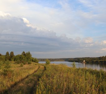 Дорога вдоль реки