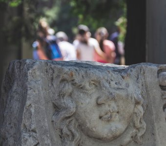 Обесцвеченное прошлое с завистью глядит на цветное настоящее