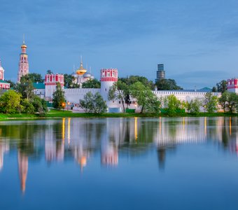 Новодевичий монастырь летним вечером