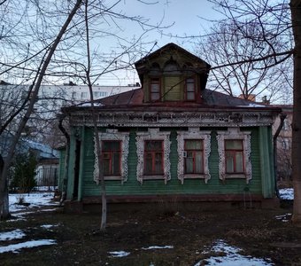 Старинный домик в современной Москве.