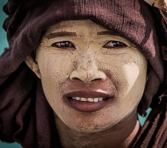 Женщина из племени морских цыган с натуральной защитой от солнца на лице