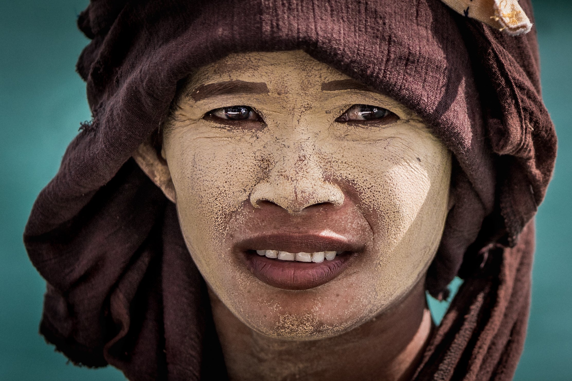 Женщина из племени морских цыган с натуральной защитой от солнца на лице