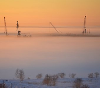 Зимний туман – мачты и краны