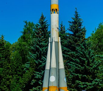 Памятник "Космическая ракета".  Курск