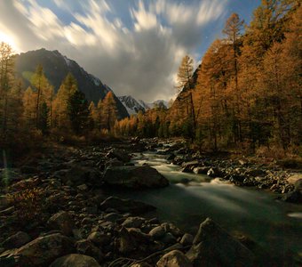 Актру при свете луны