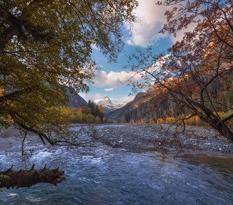 Осень в Домбае. Слияние рек Аманауз и Гоначхир.