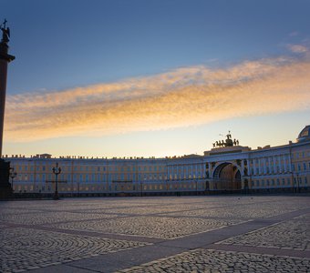 Дворцовая площадь , в октябрьское утро