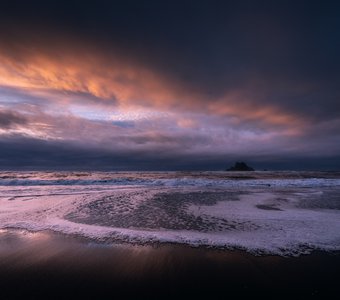 Пасмурный рассвет на Халактырском пляже