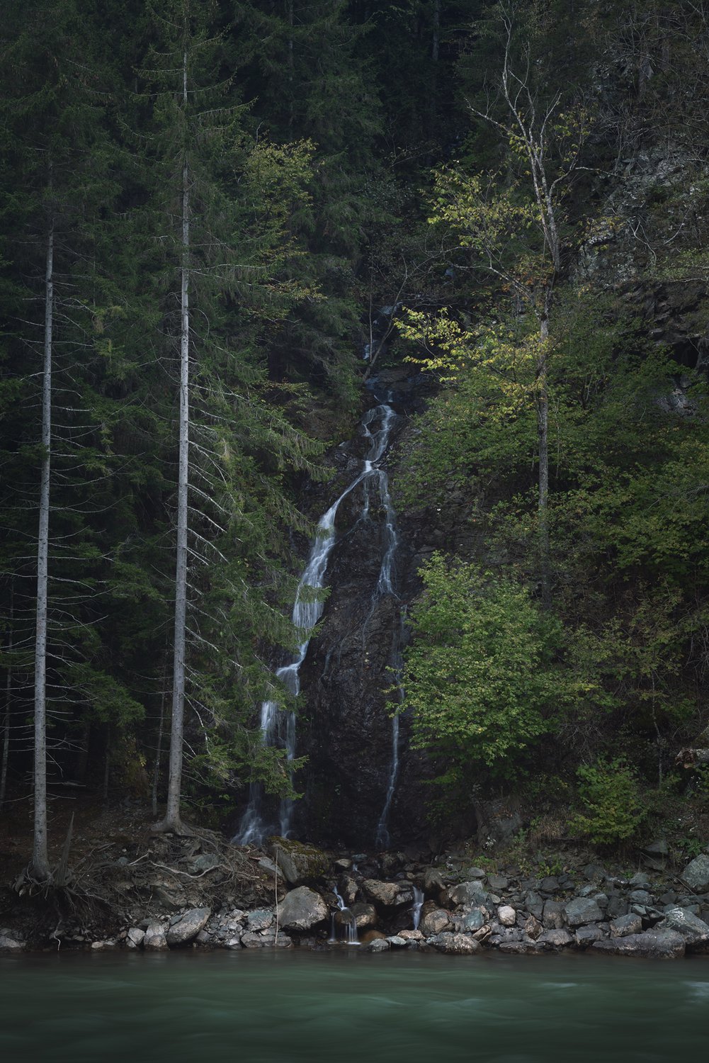 Живописный водопад, по дороге в Загедан
