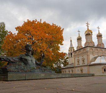 Памятник С.А.Есенину и храм Спаса-на-Яру в золоте осени