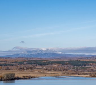 Уральский хребет осенью (в центре Иремель)